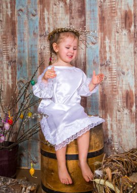 Tatlı kız gerçek tavşan ve ördekle oynuyor.