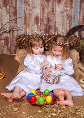 Şirin kızlar gerçek tavşan ve ördekle oynarlar.