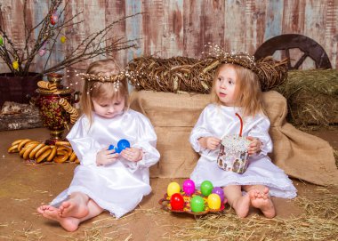 Şirin kızlar gerçek tavşan ve ördekle oynarlar.