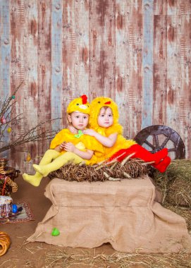 Şirin kızlar gerçek tavşan ve ördekle oynarlar.