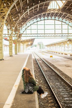 Retro tren istasyonunda bir kadın.