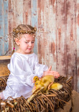 Tatlı kız gerçek tavşan ve ördekle oynuyor.