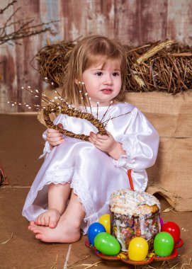 Tatlı kız gerçek tavşan ve ördekle oynuyor.