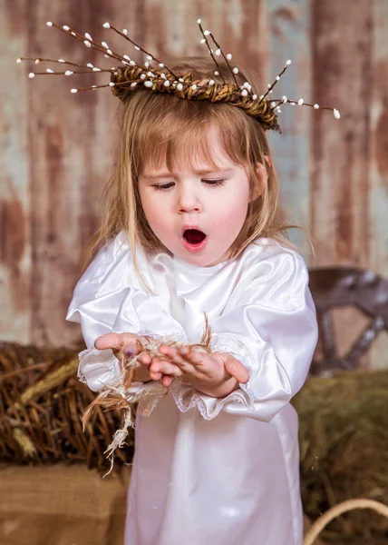 Aranyos lány játék igazi nyúl és kiskacsa — Stock Fotó
