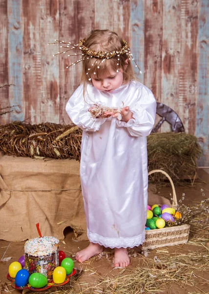 Roztomilé dívka hrát s reálným králíkem a kachňátko Stock Snímky
