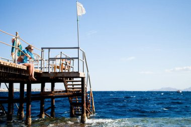 Rahatlatıcı genç bir kadının fotoğrafı.