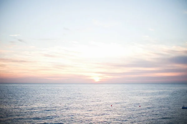 Salida del sol sobre la piscina infinita y el mar Rojo — Foto de Stock