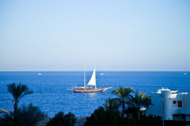 Sonsuzluk Havuzu ve Kızıl Deniz 'in Üzerinde Gün Doğumu
