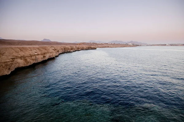 Sonsuzluk Havuzu ve Kızıl Deniz 'in Üzerinde Gün Doğumu — Stok fotoğraf