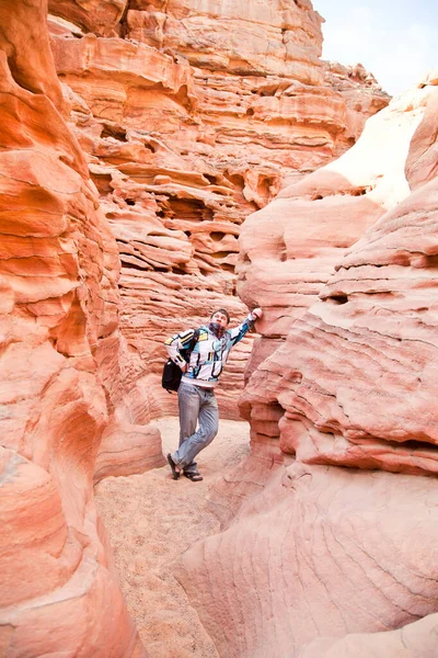 Mısır deseni güneşli havada renkli kanyon