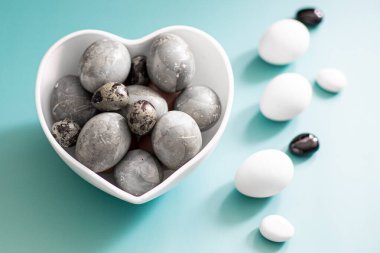 Mavi arka planda güzel renkli paskalya yumurtaları