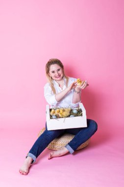 Renkli ördek yavrusu olan kız.