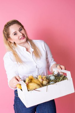 Renkli ördek yavrusu olan kız.