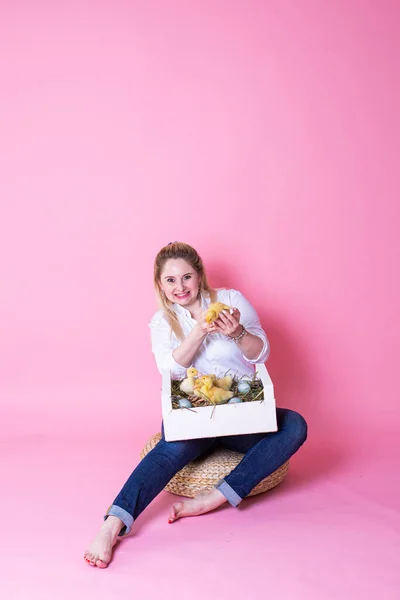 Dívka s roztomilým kachňátko na barevném pozadí — Stock fotografie