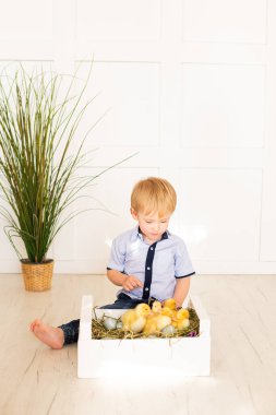 Şirin çocuklar, ördeklerle oynuyorlar.