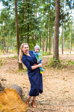 Anne ve oğul sevinçle kucaklaşıyor.