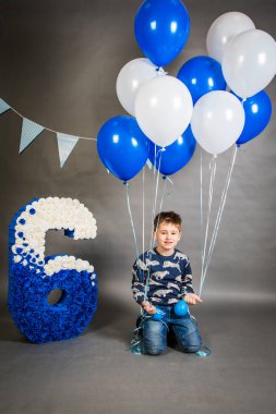 Mutlu küçük çocukların doğum günü, 6 yıllık fotoğraf.