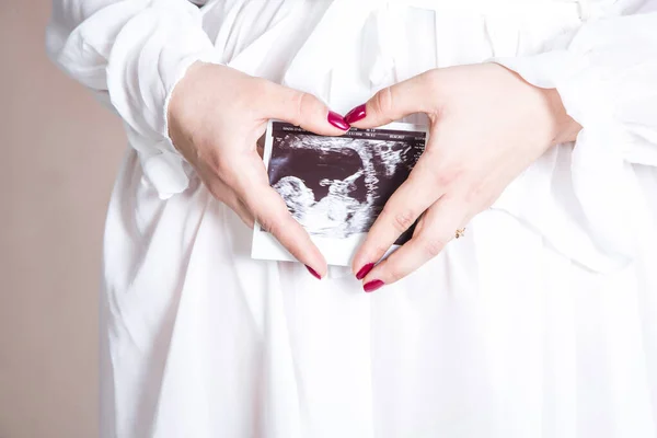 Ritratto di giovane donna incinta felice in piedi — Foto Stock