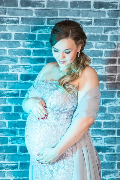 Retrato de jovem mulher grávida feliz de pé — Fotografia de Stock