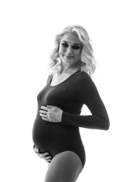 Ung vacker gravid kvinna står på rosa bakgrund — Stockfoto