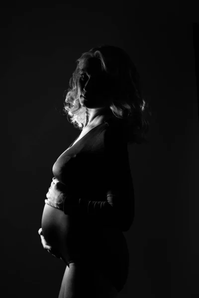 Young beautiful pregnant woman standing on pink background — Stock Photo, Image