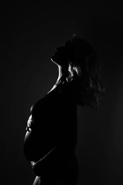 若いです美しいです妊娠中の女性立ってピンクの背景 — ストック写真