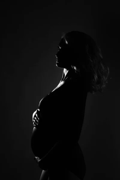 Joven mujer embarazada hermosa de pie sobre fondo rosa —  Fotos de Stock