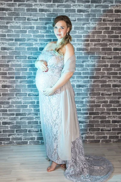 Portret młodej szczęśliwej kobiety w ciąży stojącej — Zdjęcie stockowe