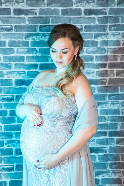 Ayakta duran mutlu hamile kadının portresi. — Stok fotoğraf