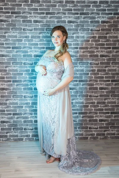 Retrato de jovem mulher grávida feliz de pé — Fotografia de Stock