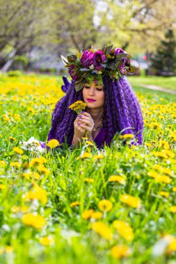 Çiçek tarlasında yatan güzel genç bayan