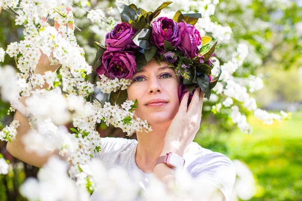 Piękna młoda dama w ogrodzie kwiatów wiśni — Zdjęcie stockowe