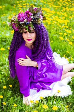 Çiçek tarlasında yatan güzel genç bayan