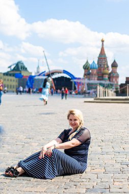 Kızıl Meydan 'da yatan mutlu genç kadın