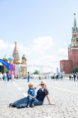 Kızıl Meydan 'da yatan mutlu genç kadın ve oğul