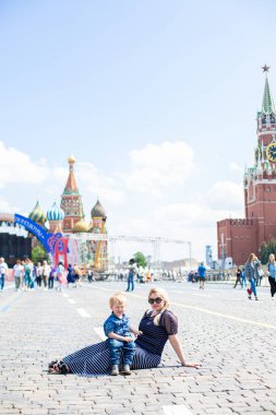 Kızıl Meydan 'da yatan mutlu genç kadın ve oğul