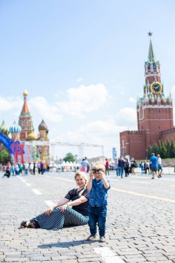 Kızıl Meydan 'da yatan mutlu genç kadın ve oğul