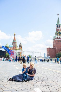 Kızıl Meydan 'da yatan mutlu genç kadın ve oğul