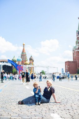 Kızıl Meydan 'da yatan mutlu genç kadın ve oğul