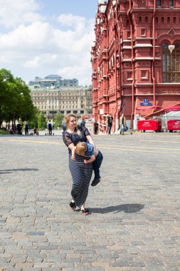 Kızıl Meydan 'da yatan mutlu genç kadın ve oğul