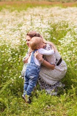 Genç anne ve küçük tatlı oğlu bir tarlada yürüyorlar.
