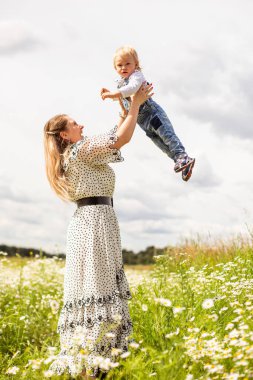 Genç anne ve küçük tatlı oğlu bir tarlada yürüyorlar.