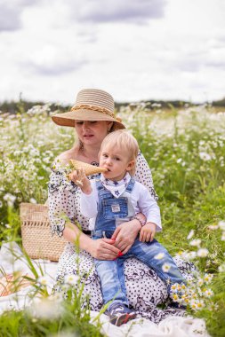 Genç anne ve küçük tatlı oğlu bir tarlada yürüyorlar.