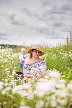 Genç anne ve küçük tatlı oğlu bir tarlada yürüyorlar.