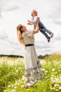 Genç anne ve küçük tatlı oğlu bir tarlada yürüyorlar.