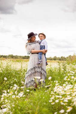Genç anne ve küçük tatlı oğlu bir tarlada yürüyorlar.