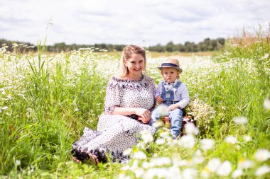 Genç anne ve küçük tatlı oğlu bir tarlada yürüyorlar.