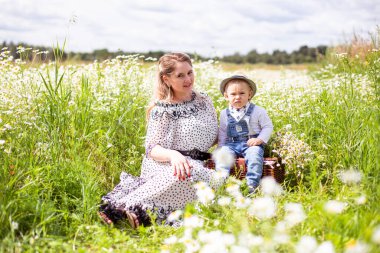 Genç anne ve küçük tatlı oğlu bir tarlada yürüyorlar.