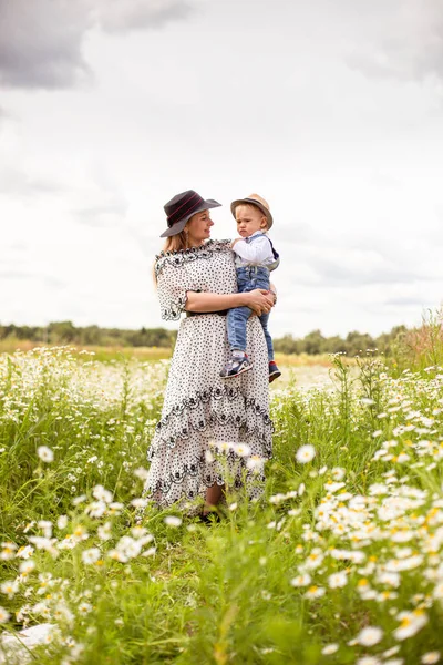 Genç anne ve küçük tatlı oğlu bir tarlada yürüyorlar.