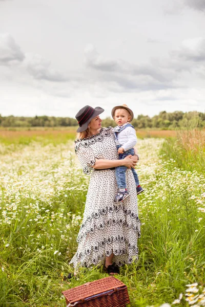 Genç anne ve küçük tatlı oğlu bir tarlada yürüyorlar.